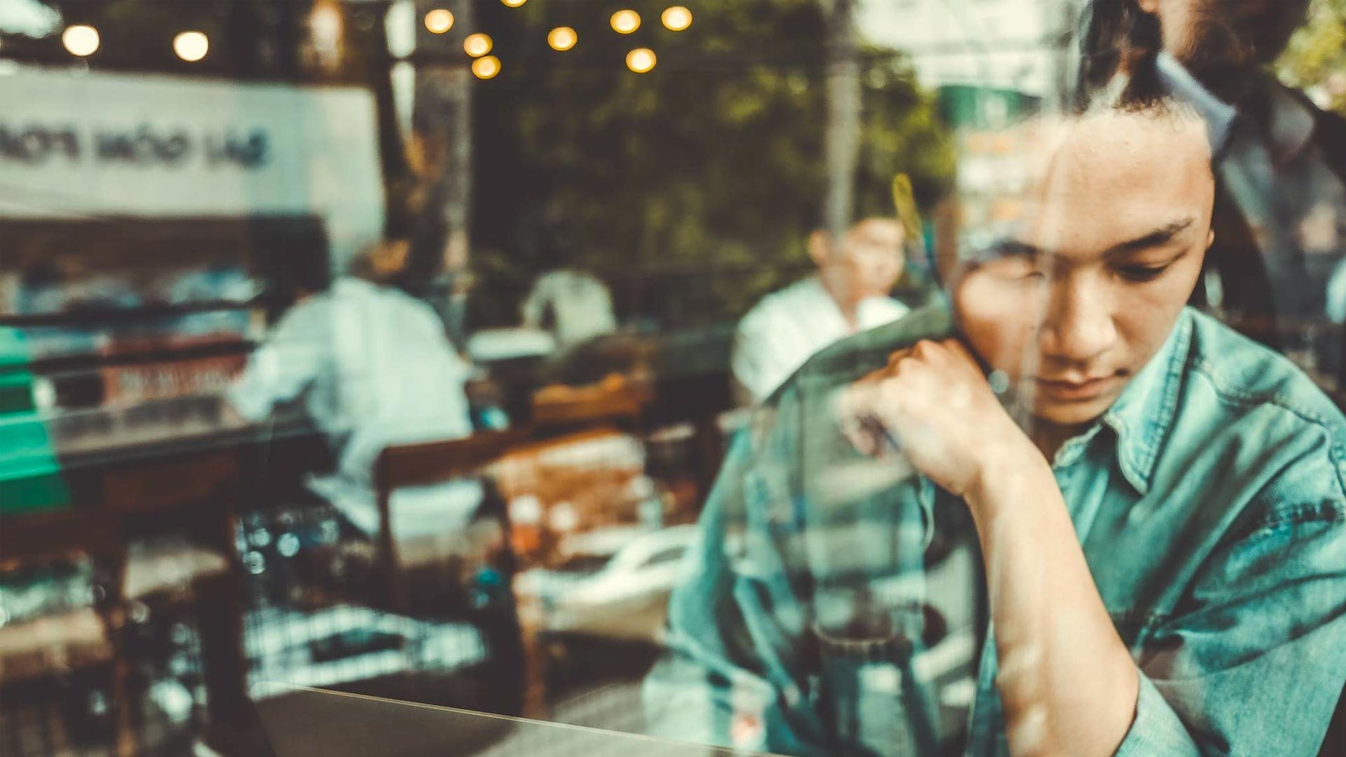 Man sitting in a coffee shop on a laptop