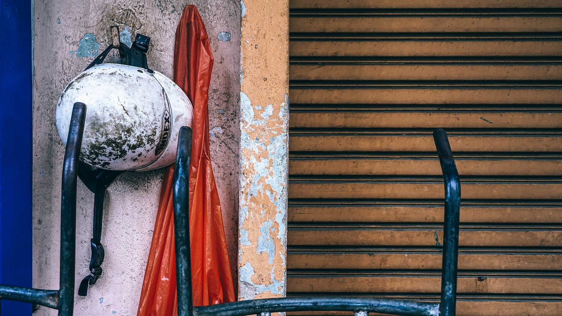 hard hat and ladder