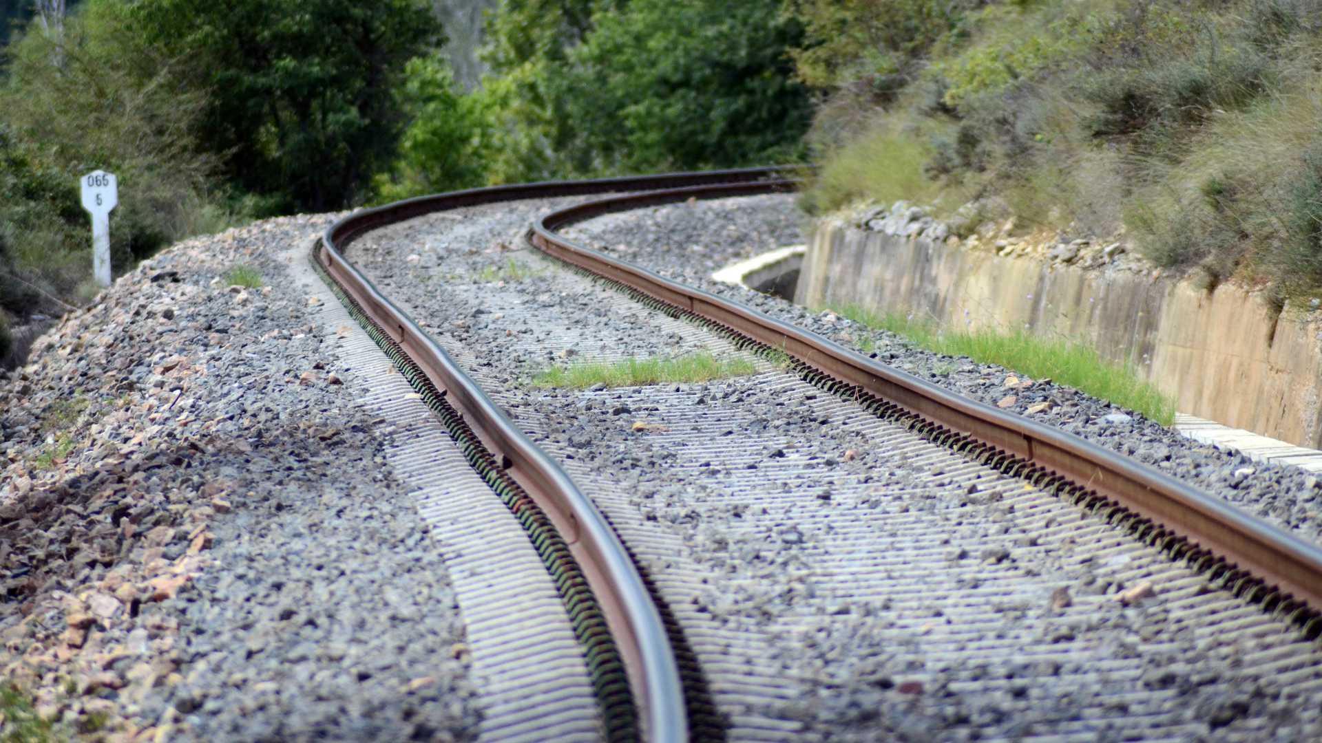 railroad going around a bend