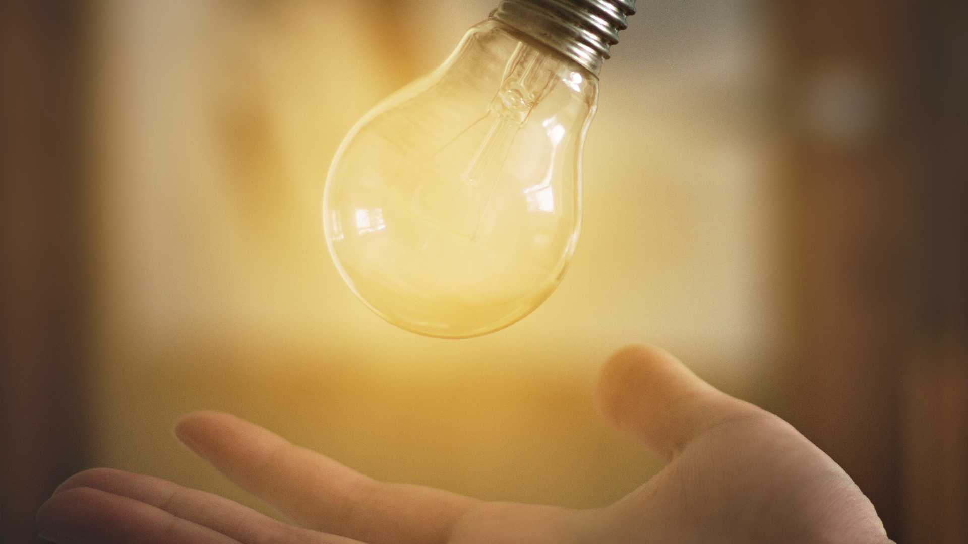 hand holding a lightbulb