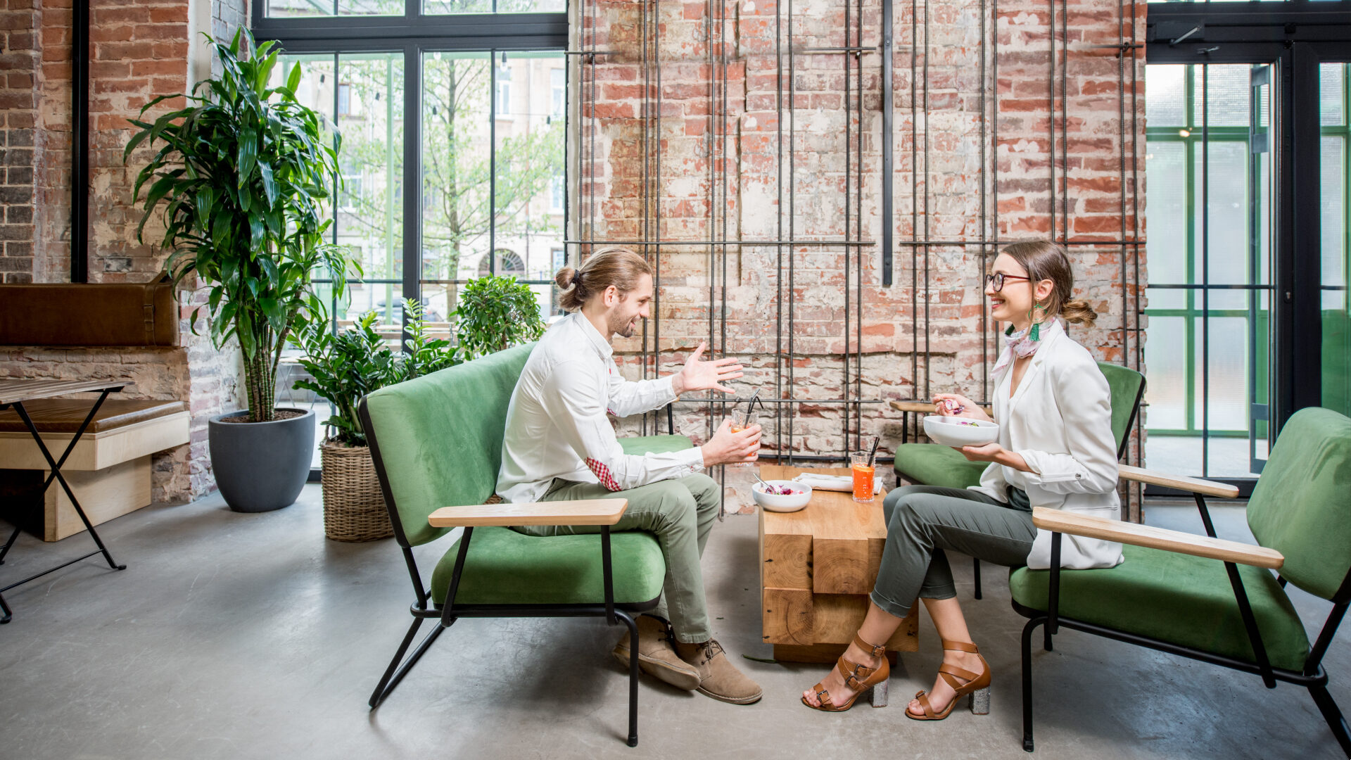 Couple eating lunch
