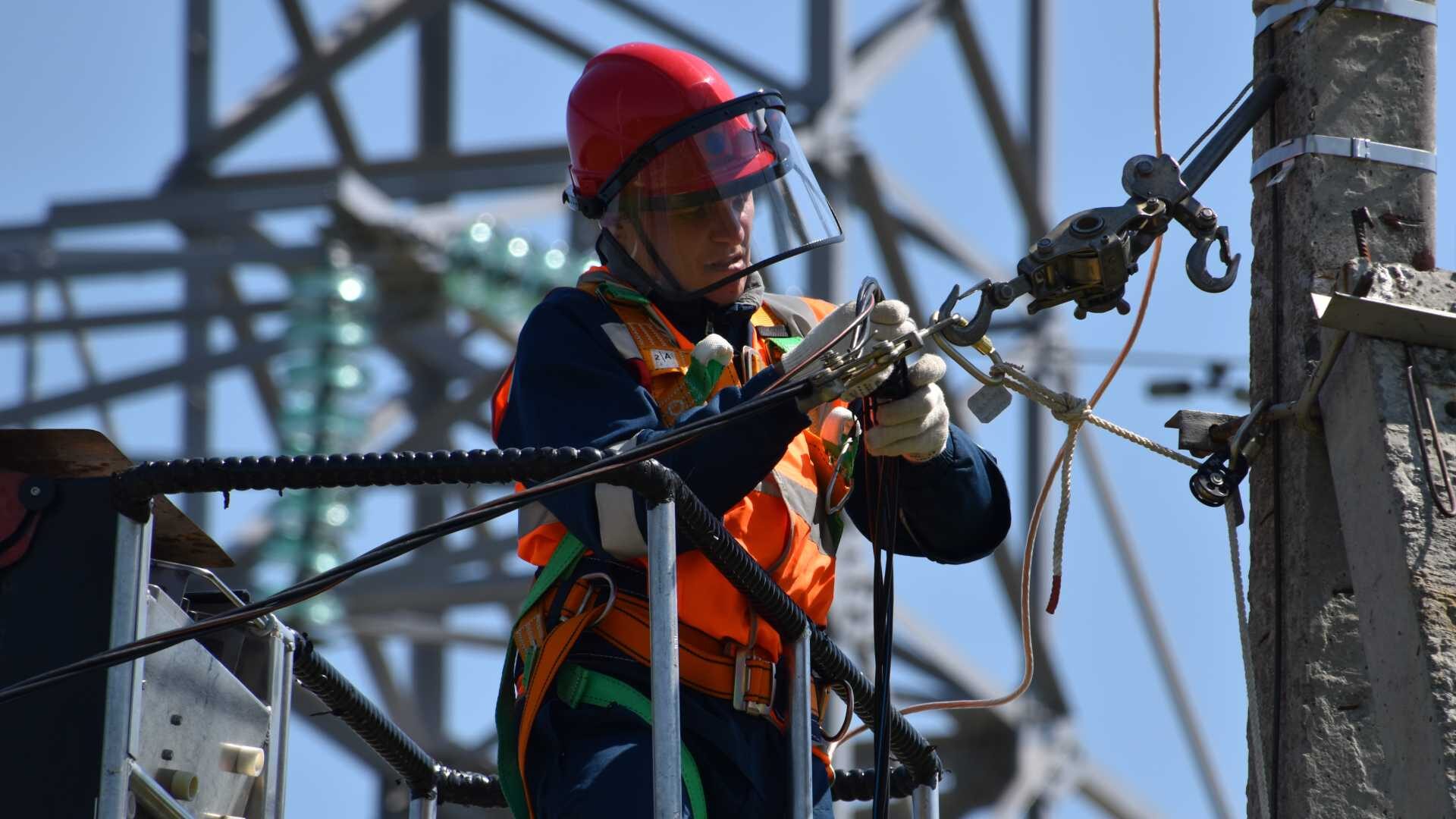 A fiber broadband technician takes part in optic path training in a cherry picker.