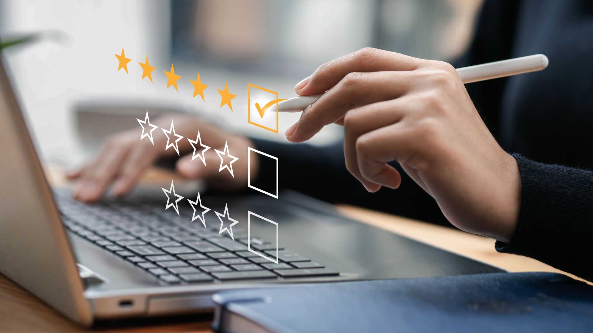 Business person holding a pen selects a 5-star option on an online course