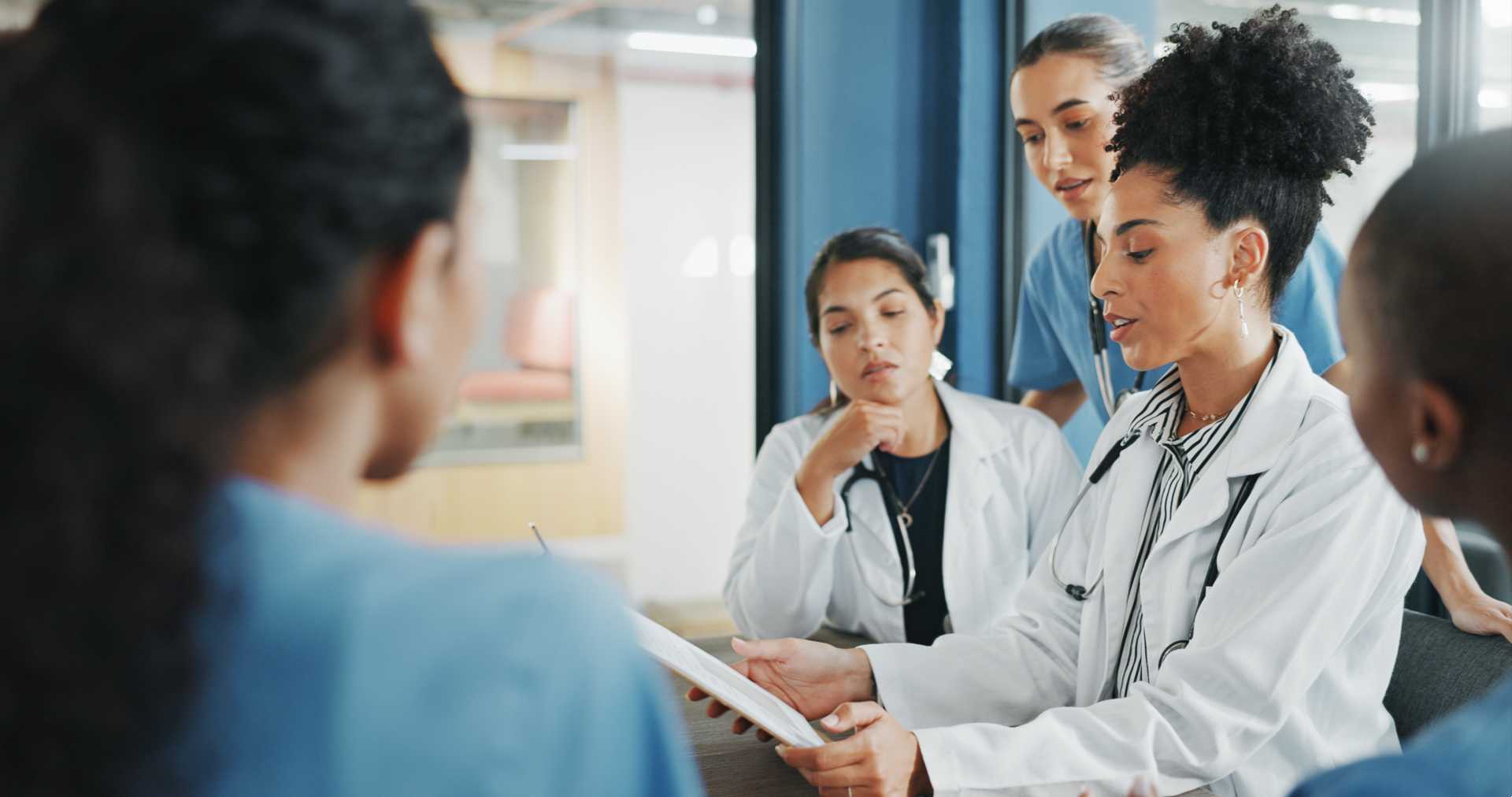 Woman talking to collogues about a plan