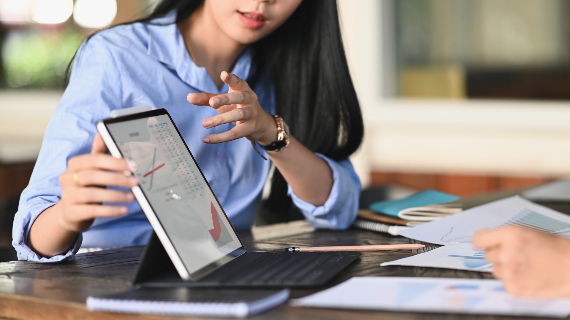 A learning leader displays new LIFOW capabilities of learning tech to her colleague.