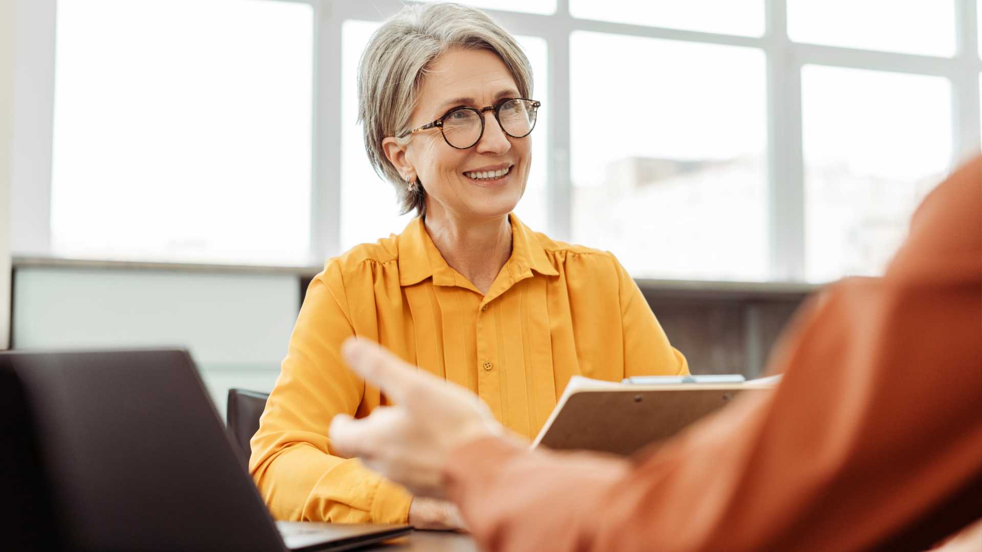 Woman meeting with a co-worker.