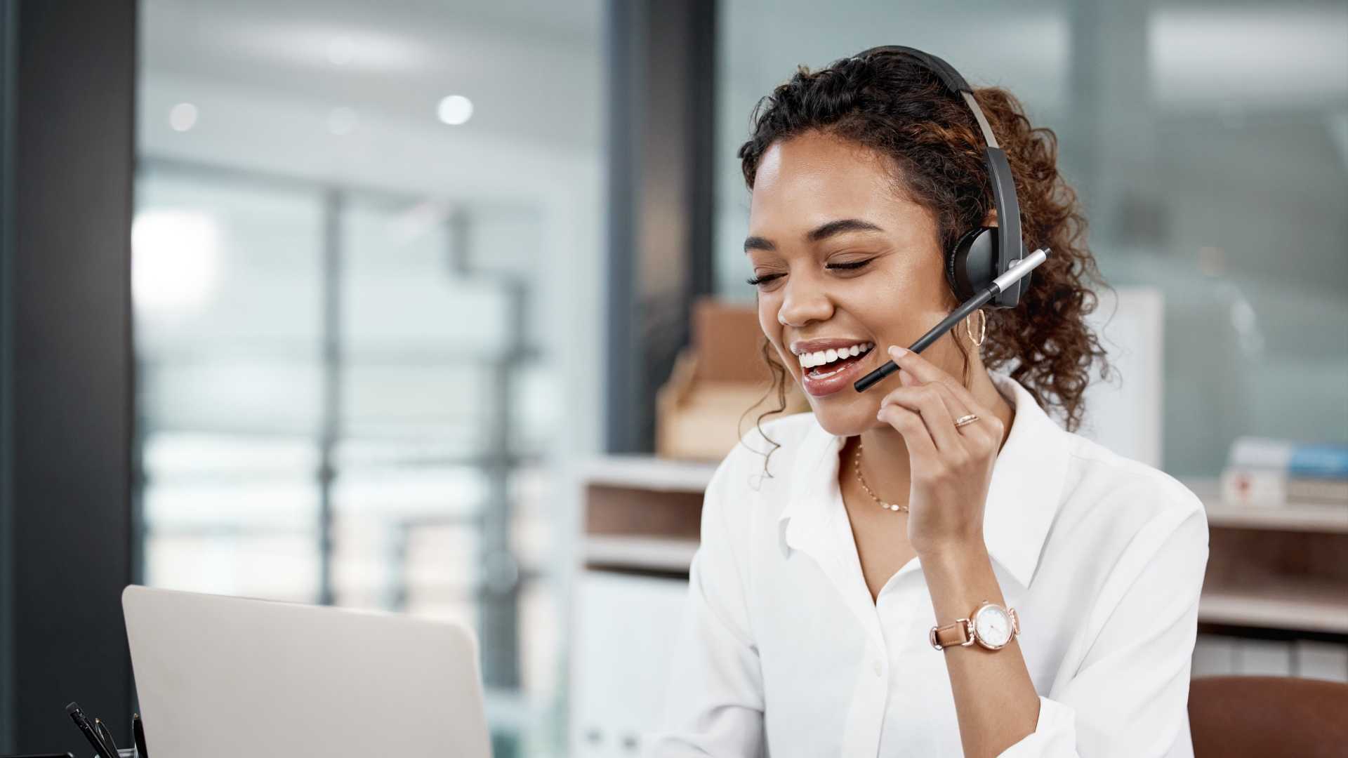 Woman discussing with someone on a computer.