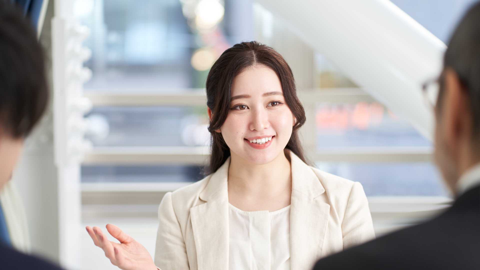Woman talking to her coworkers.