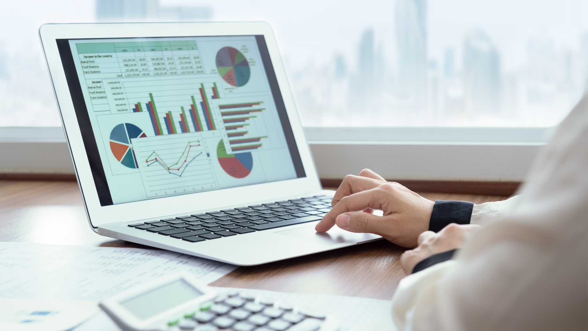 Person using data metrics on a computer.