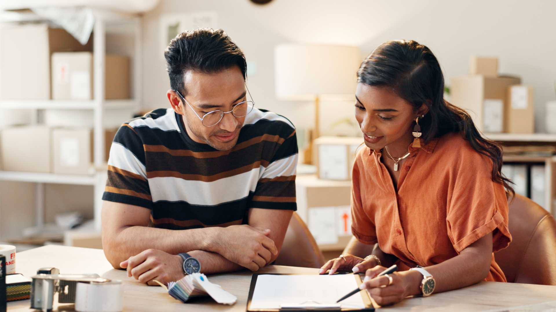 Two people doing a one-on-one meeting.