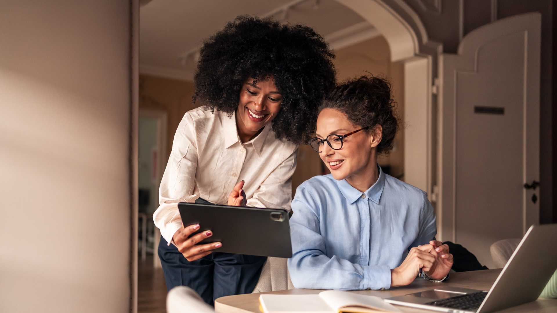 Manager coaching an employee during a workplace discussion, illustrating how feedback, practice and reinforcement can turn leadership training into lasting behavior change.
