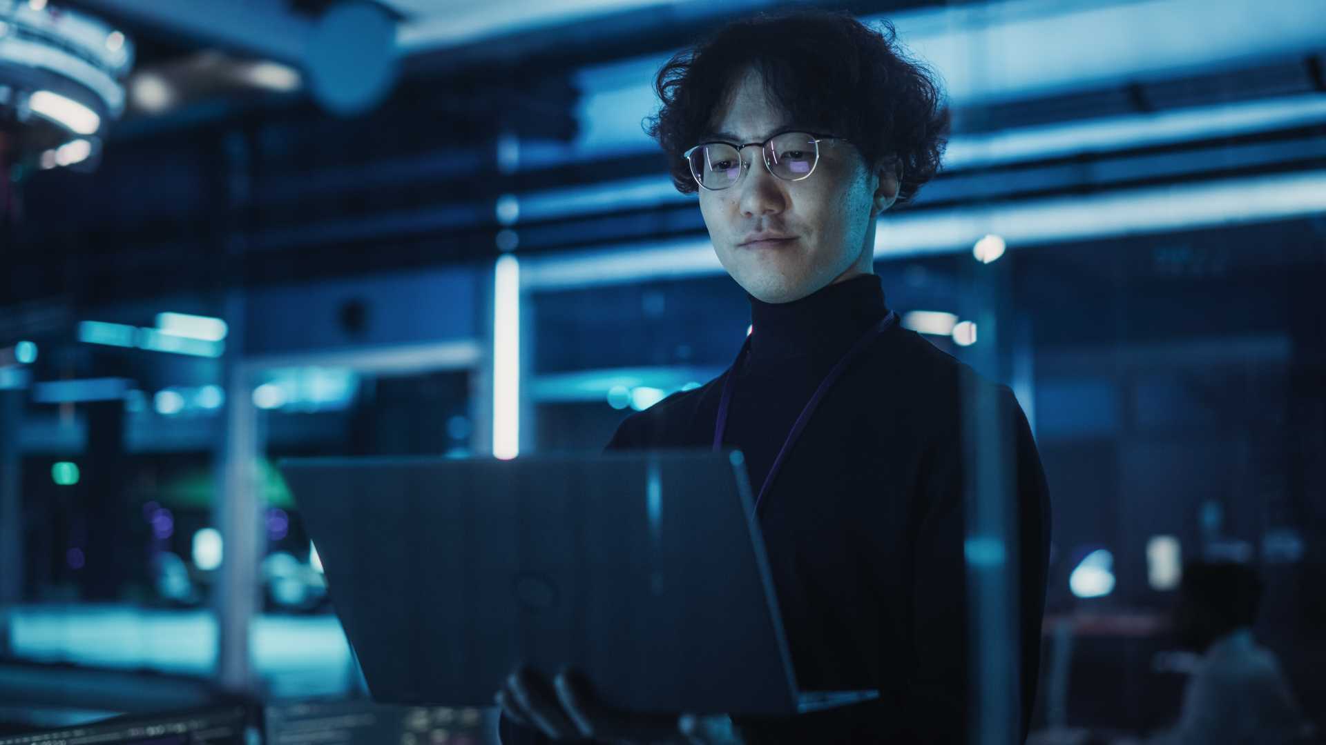 Technical professional working on a computer in a high-tech environment, illustrating hands-on technical training, digital skills and adaptability to evolving technologies.