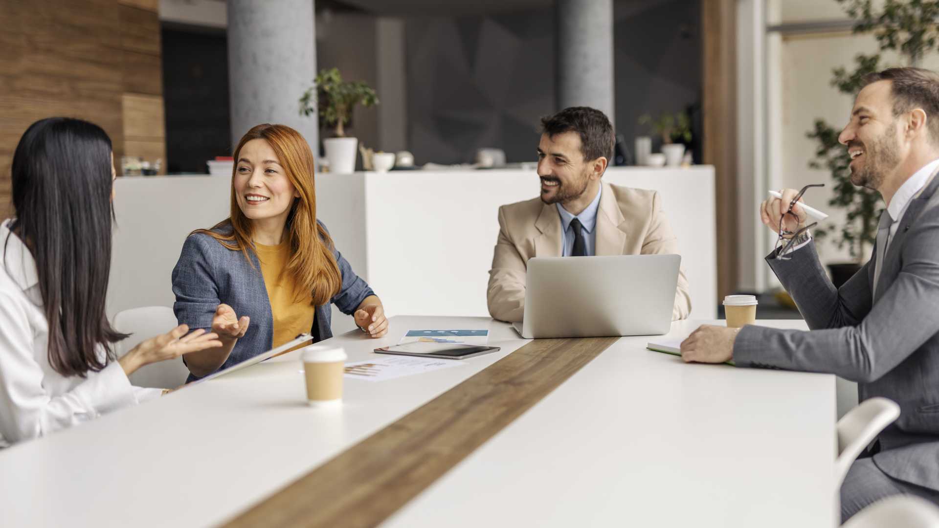 Employees participating in an open team discussion, illustrating leadership practices that encourage employee voice, upward communication and constructive feedback.
