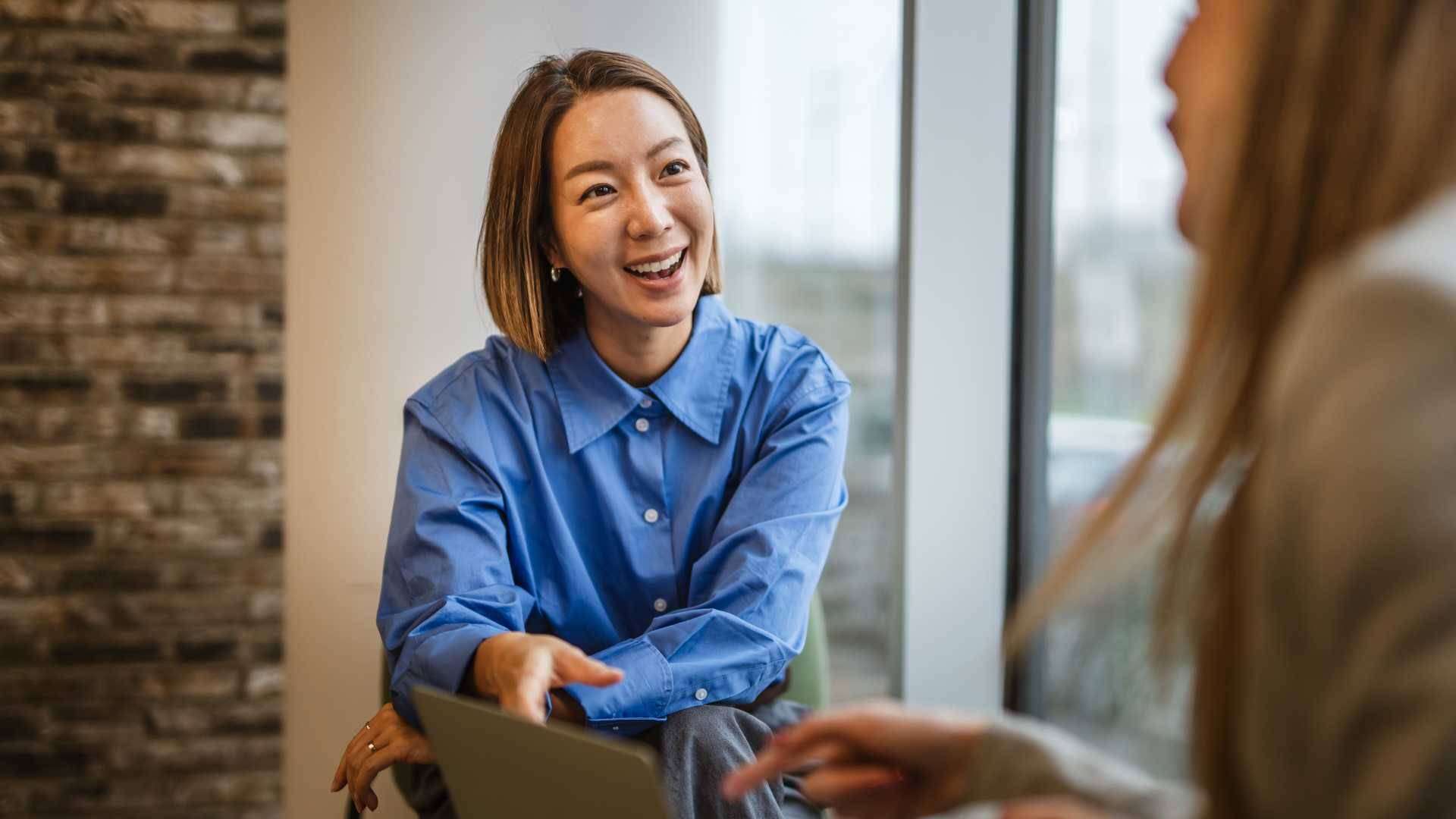 Manager coaching an employee through a workplace task, illustrating how feedback and reinforcement can address learning barriers and support lasting behavior change.