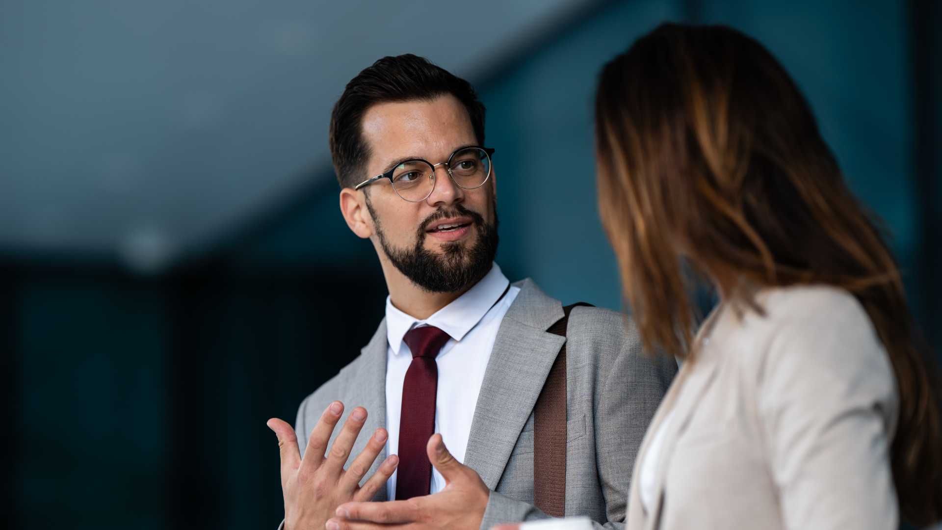 Business professional engaging in a one-on-one conversation with a colleague, illustrating effective leadership communication, constructive feedback and empathy during difficult workplace discussions.